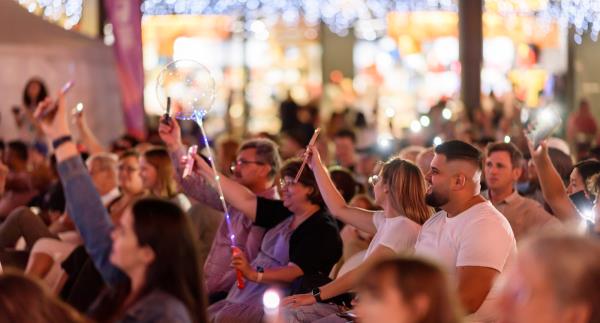 Christmas Nativity Miles Noel Photography crowd shot