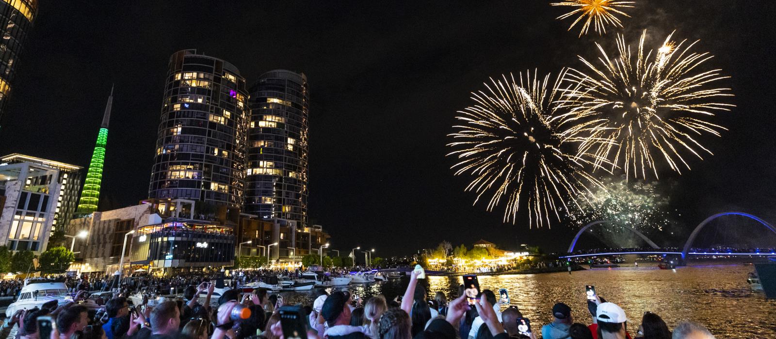 nye fireworks at elizabeth quay 2022